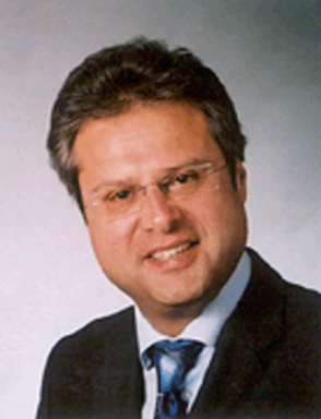 Portraitfoto von Dr. Karl-Heinz Dernoscheg, MBA