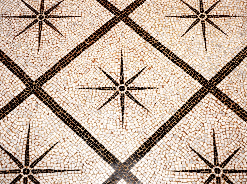 Sternförmiges Mosaik Muster am Boden.
