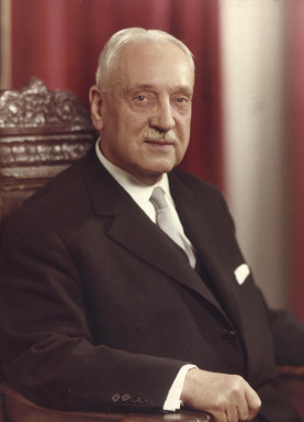 Portraitfoto von Dr. Adolf Schärf